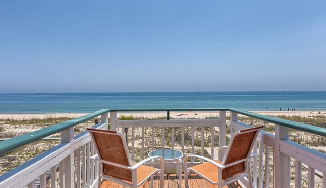 Sunshine & Savings 20% OFF! 3BR/3BA Dog-Friendly, BEACHFRONT