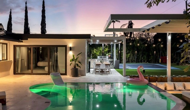 Super Luxury House/Playground/Game room/Pool & Fun