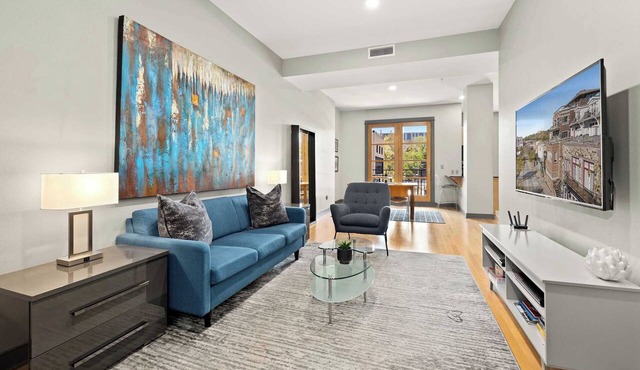 The 411 - Condo on Dickson St - Walk to UofA