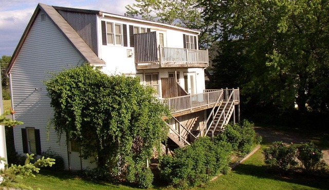 The Loft at the Boat House. Waterfront. Close to Lighthouse. Fireplaces. AC.