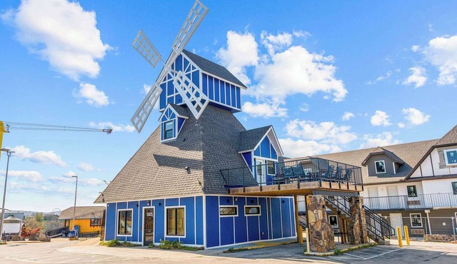 The Mill on the Strip! Walk to Everything!
