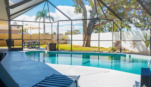 The Palm & Petal, FREE Heated POOL home - 10m to USSSA & near Port Canaveral.