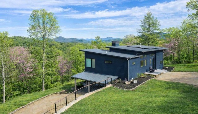 The Perch | Poolside Modern Mountain Retreat