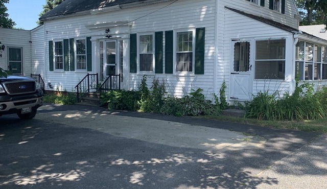 The River House walk to town charming and short drive to beaches!