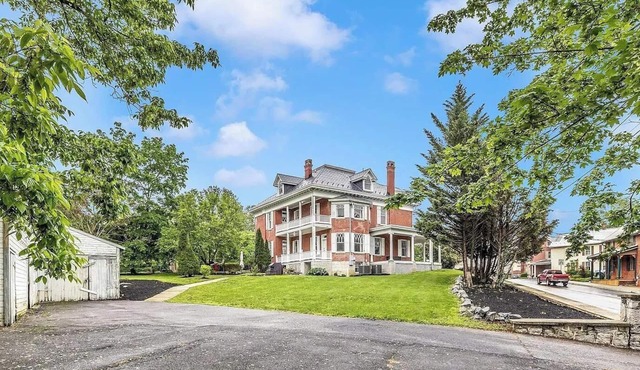 The Rosemont Mansion: Steps from Main Street