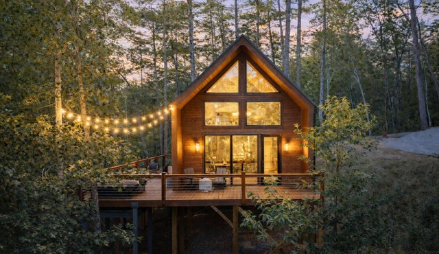 The Tallulah Cabin | 37 Acres | Hot Tub | 2 Kings | Pickleball | Mountain Views | <30 minutes to Helen | Book Multiple Cabins for Larger Groups
