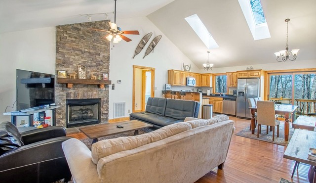 Theater Room, Fooseball, Firepit, Mountains!
