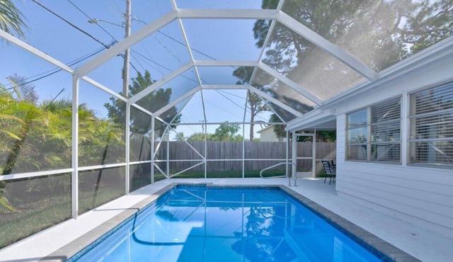 This house is a 4 bedroom(s), 2 bathrooms, located in West Palm Beach, FL.