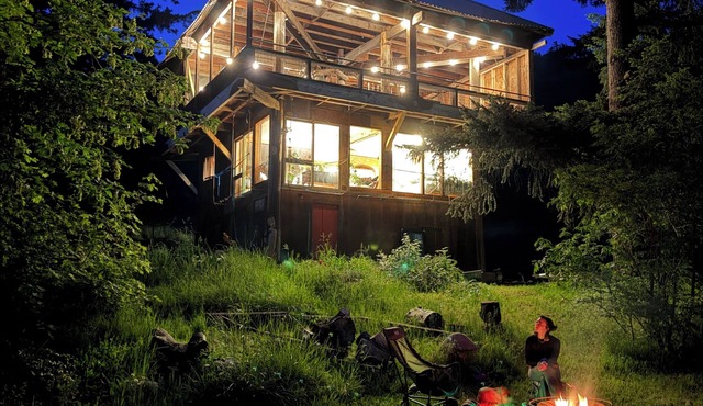 Thunderbird Treehouse, a cozy artisan built home overlooking Mt Hood.