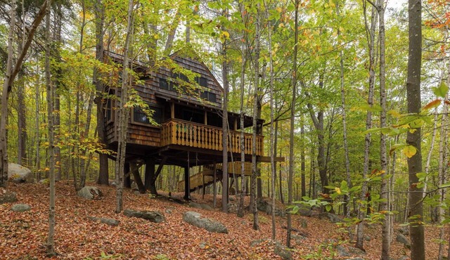 Tiffany Hill Treehouse by Sunapee Stays | Fireplace + Deck + Mount Sunapee