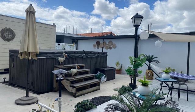 Tiny place w private hot jacuzzi 7 min to Miami international airport