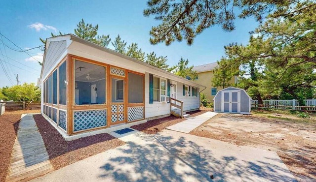 Town of South Bethany oceanside cottage with screened porch, outdoor shower, W/D