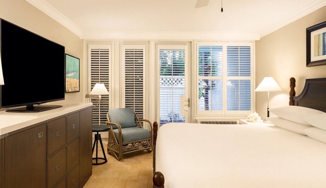 Traditional King, Pier House, Classic Island Style, Fine Dining, Duval Street Proximity