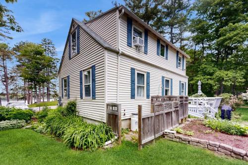 Tranquil Seaside Cottage with Spectacular Views, Wifi & Washer/Dryer