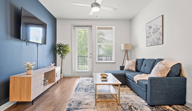 Trendy 1BR Apt/King Bed/Pool/Gym/Clse to Beach