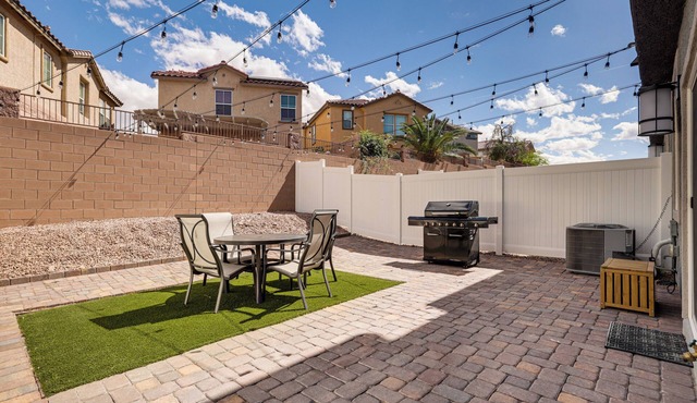 Twin Townhomes in Henderson: 12 Mi to Lake Mead!