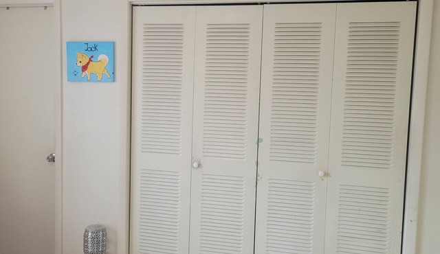 Un cuarto con AC, WiFi en Miami con mini refrigerador y cocina de gas.