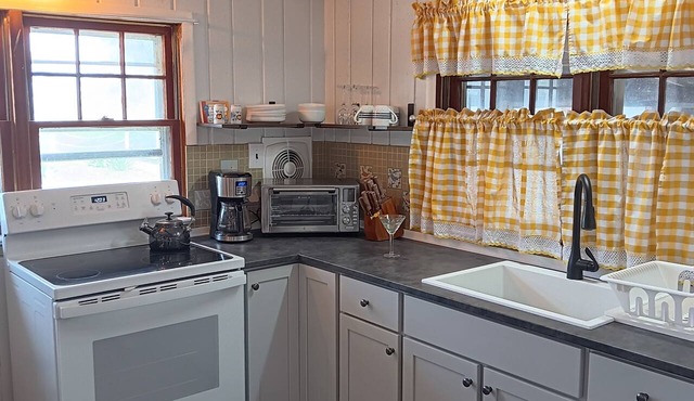 Unique cottage only steps to the beach, pet friendly. No linens and towels.