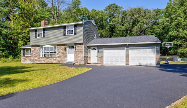 Updated Pool home - Saratoga Race Track, Skiing & Lake George! Easy I87 access