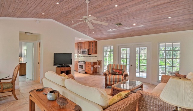 Vero Beach Cottage 300 feet from Ocean