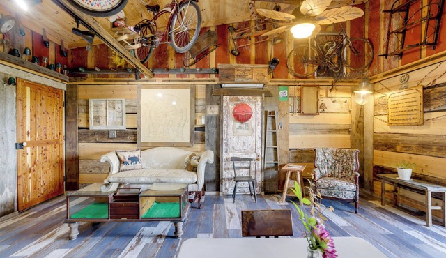 Vintage Vibes + Hot Tub Hangs: Maysville Retreat