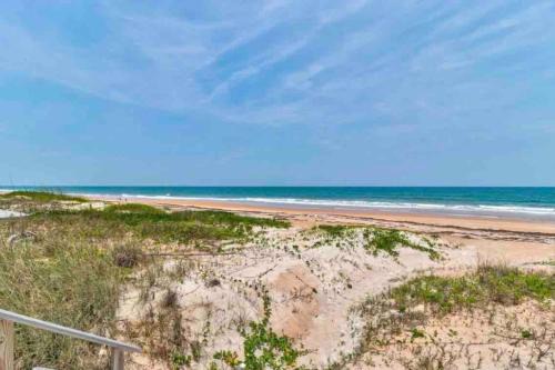 Wake up 2 Quiet Ocean Views, centrally located A1A