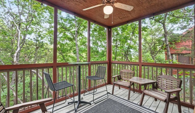 Walk-in Log Cabin with Fireplace & Screened-in Balcony - Heart of Branson
