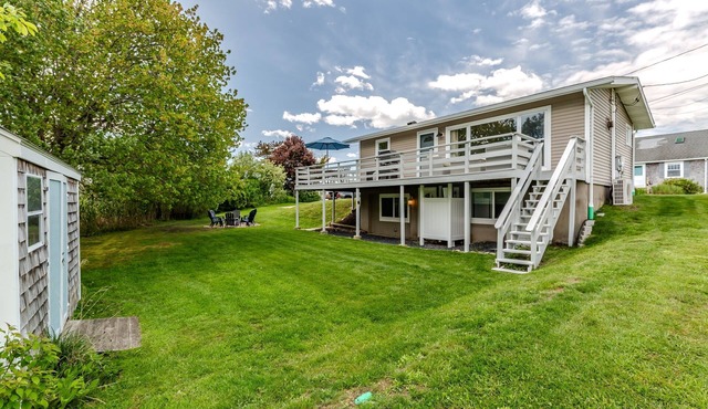 Walk to Beaches, 7 Restaurants, Point Judith, AC, WiFi, Fire Pit, Outdoor Shower