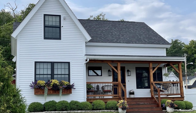 Walk to weddings venues, local shops, dining, coffee, dog ok,Bank Of NH pavilion