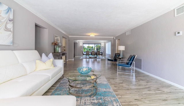 Waterfront, 3 bd, 2 baths, pool, sleeps 10