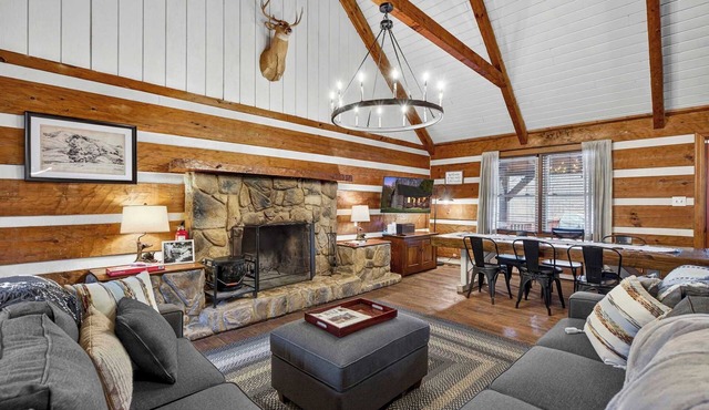 Waterfront cabin w/fireplace,hot tub & BBQ grill