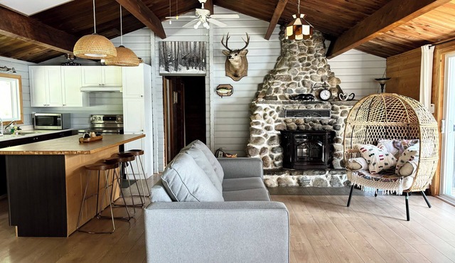 Waterfront charming 3-bedroom cottage at Lac Labelle with hot tub and WiFi