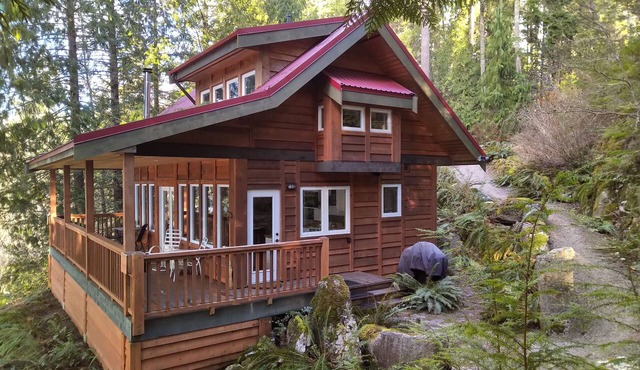 Waterfront Classic Cabin - Romantic Seclusion!