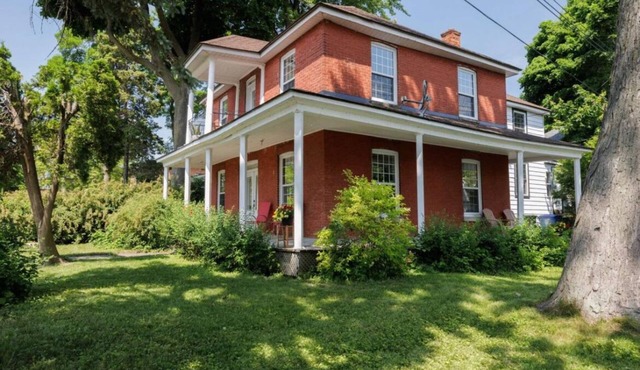 Waterfront Spacious 4-bedroom house with WiFi and AC in gorgeous Pointe-Claire