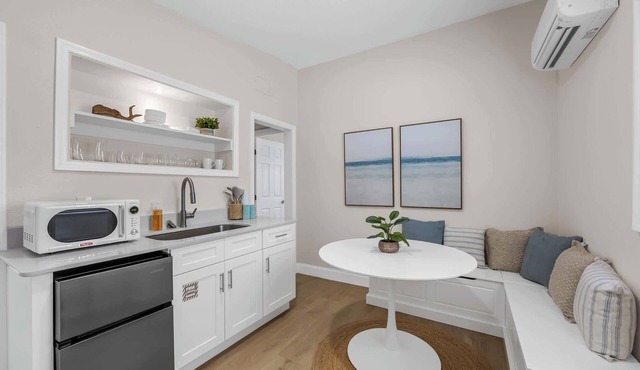 Welcome to The Drift – Your Laid-Back Beach Escape in Cocoa Beach! Studio