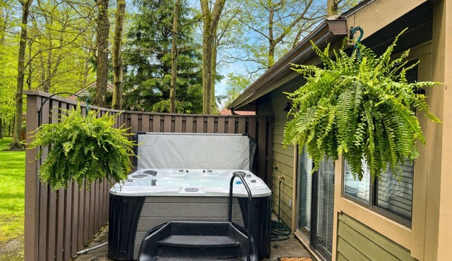 Winter Retreat | Hot Tub & Fireplace