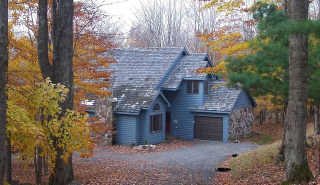 Wintercadence - 233 Ridge Road Wintercadence - Lake Privileges! Hot Tub! Open Concept Living!