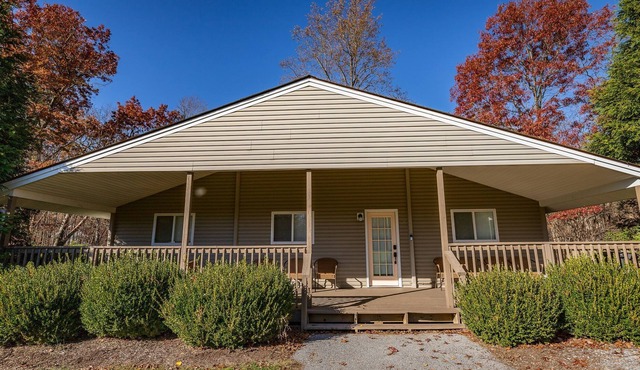 Wolf's Den Cottage with Resort Amenities
