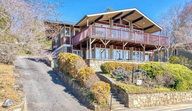 Wonderful Lakefront Gem W/Water Views, Free WiFi, Furnished Deck & More