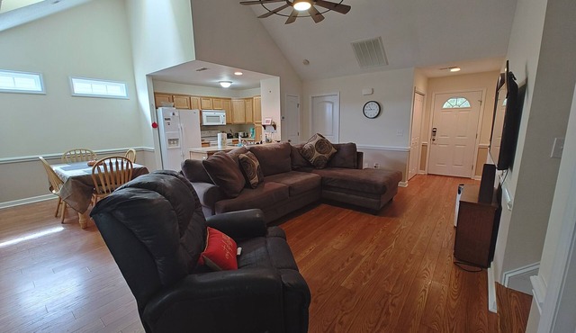Work, Relax, Explore! 3 Bdrm House with screened in porch in New Bern.