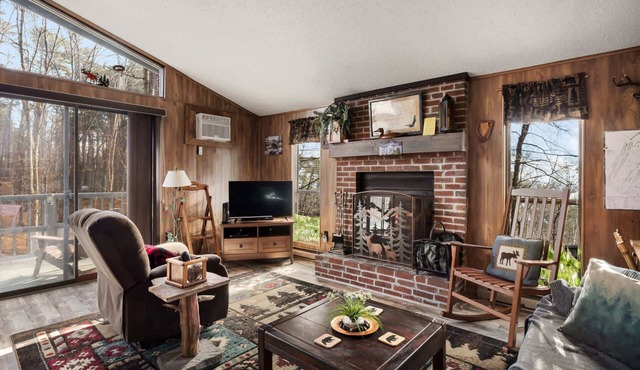 Zen Vibe w/Hot Tub, Fireplace, Grill, Deck & More