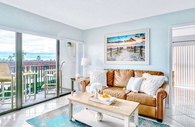 Oceanfront Condo With Balcony. Steps From The Pier. Prime Location 🌊