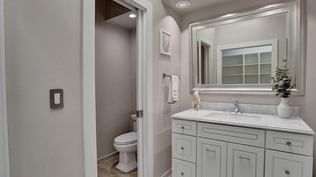 Photo of Bathroom in 17th Street Causeway