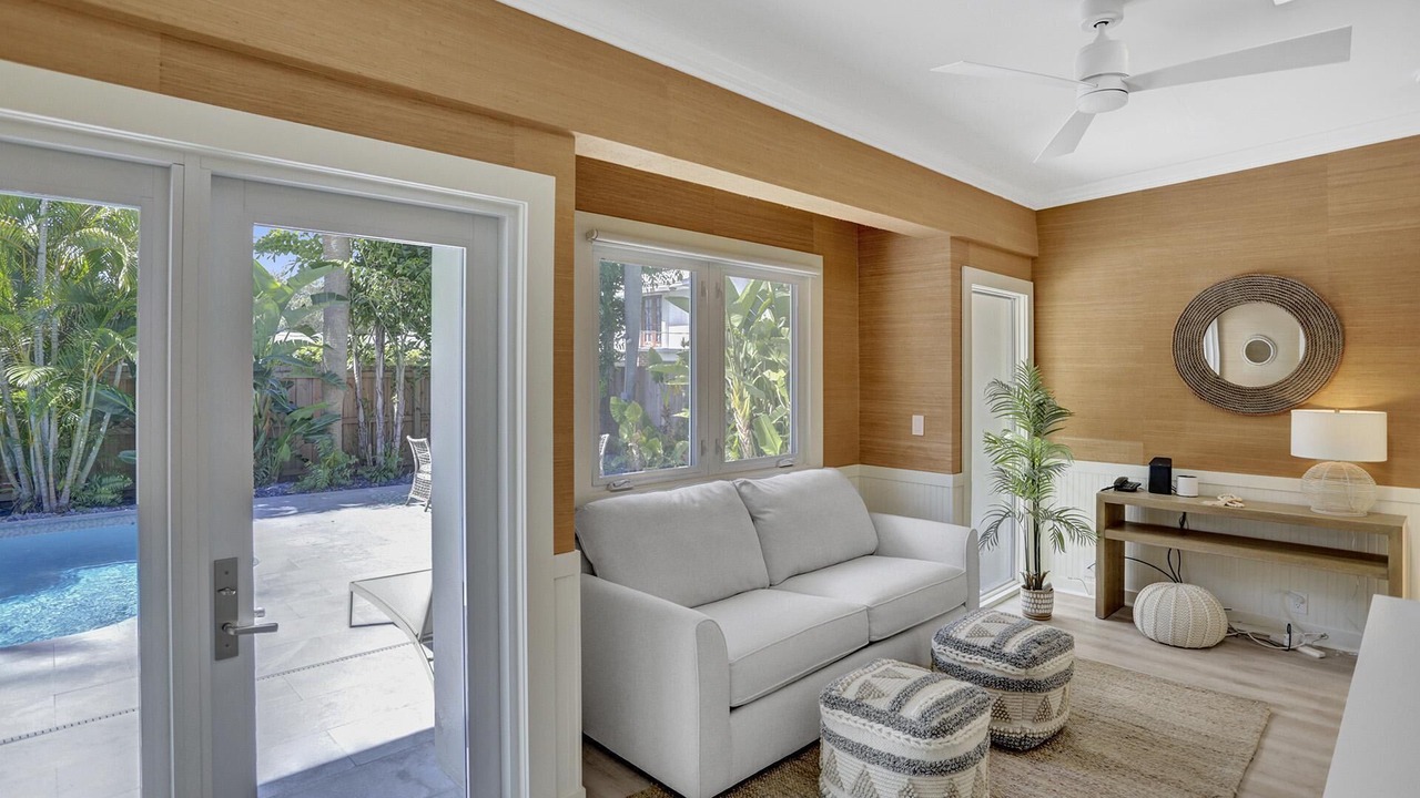 Photo of Livingroom in 17th Street Causeway