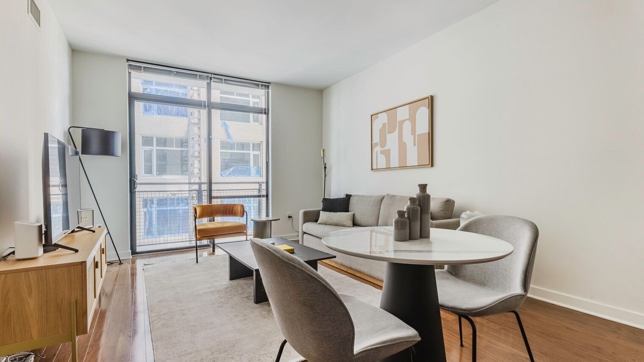 Photo of Livingroom in Woodmont Triangle