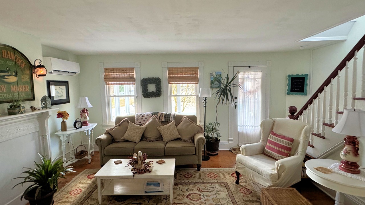 Photo of Livingroom in Deep Hole