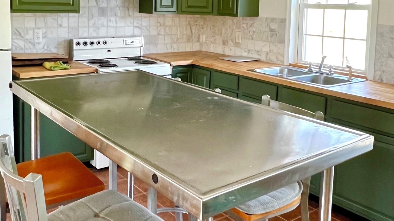 Photo of Kitchen in Hood