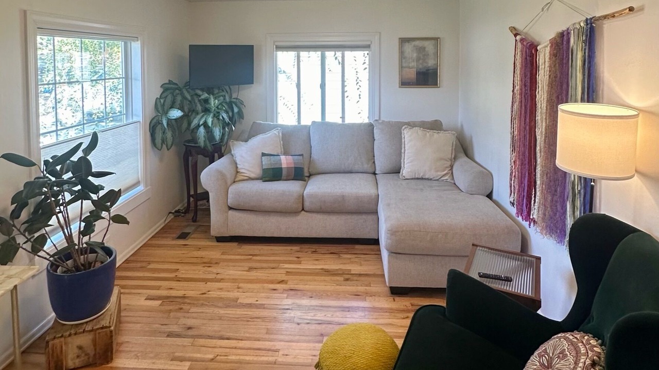 Photo of Livingroom in Depot Bench