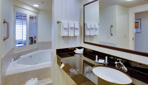 Suite, 1 King Bed with Sofa bed, Hearing Accessible, Bathtub (Living Room)