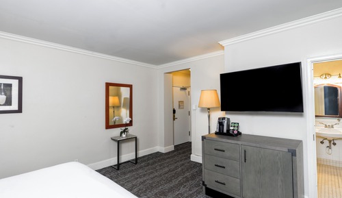 Standard Room, 1 Queen Bed (Accessible)